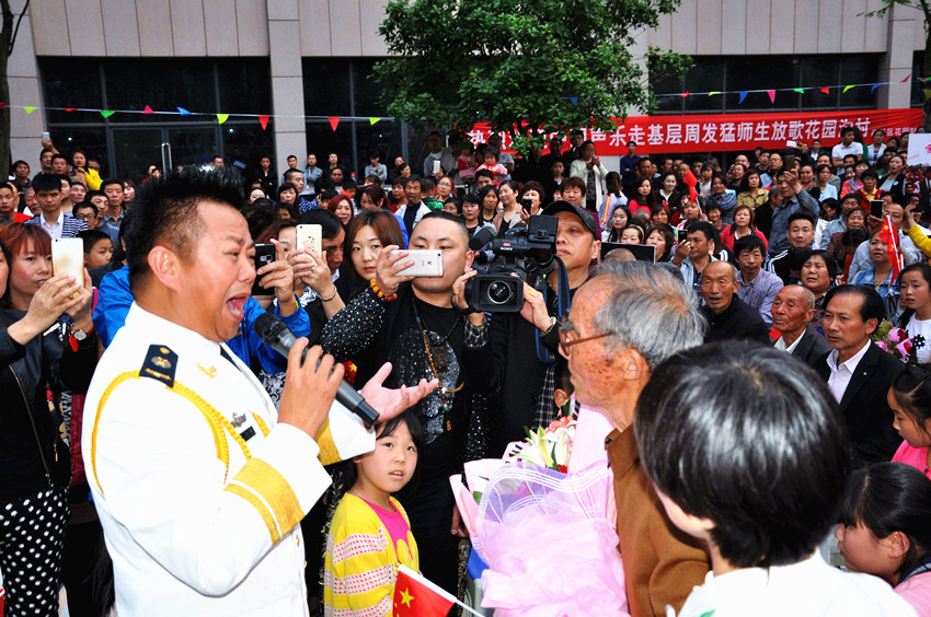 中国声乐走基层 周发猛情系故乡师生放歌花园沟村