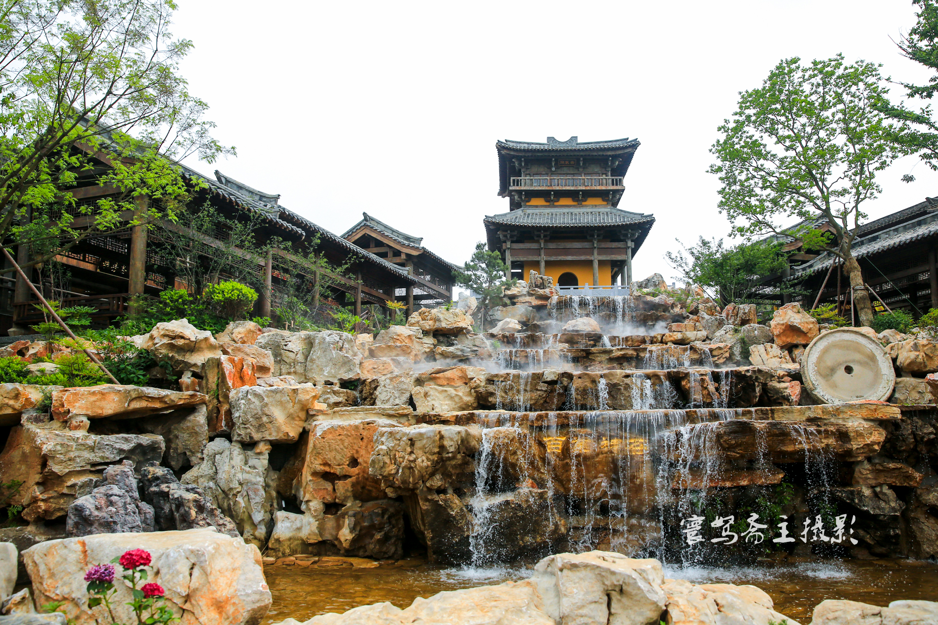 "东方盐湖城"由常州龙城旅游控股集团投资开发建设,围绕茅山特有的"山