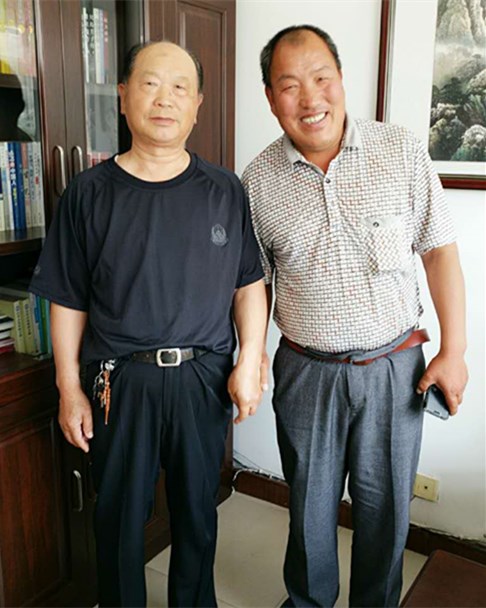 葫芦岛市牡丹产业协会副秘书长张九雨(左)与喀左县种植户杨国生在一起