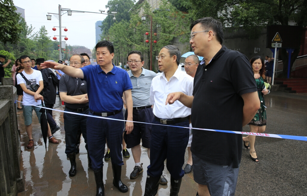 泸州市委书记蒋辅义深入叙永察看暴雨灾情