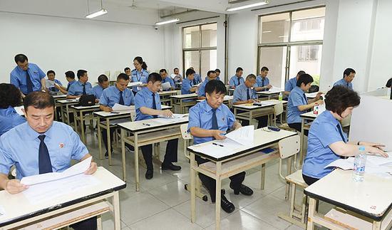 在天津市公安警官职业学院主教学楼门口上方,悬挂着"天津市法官检察官