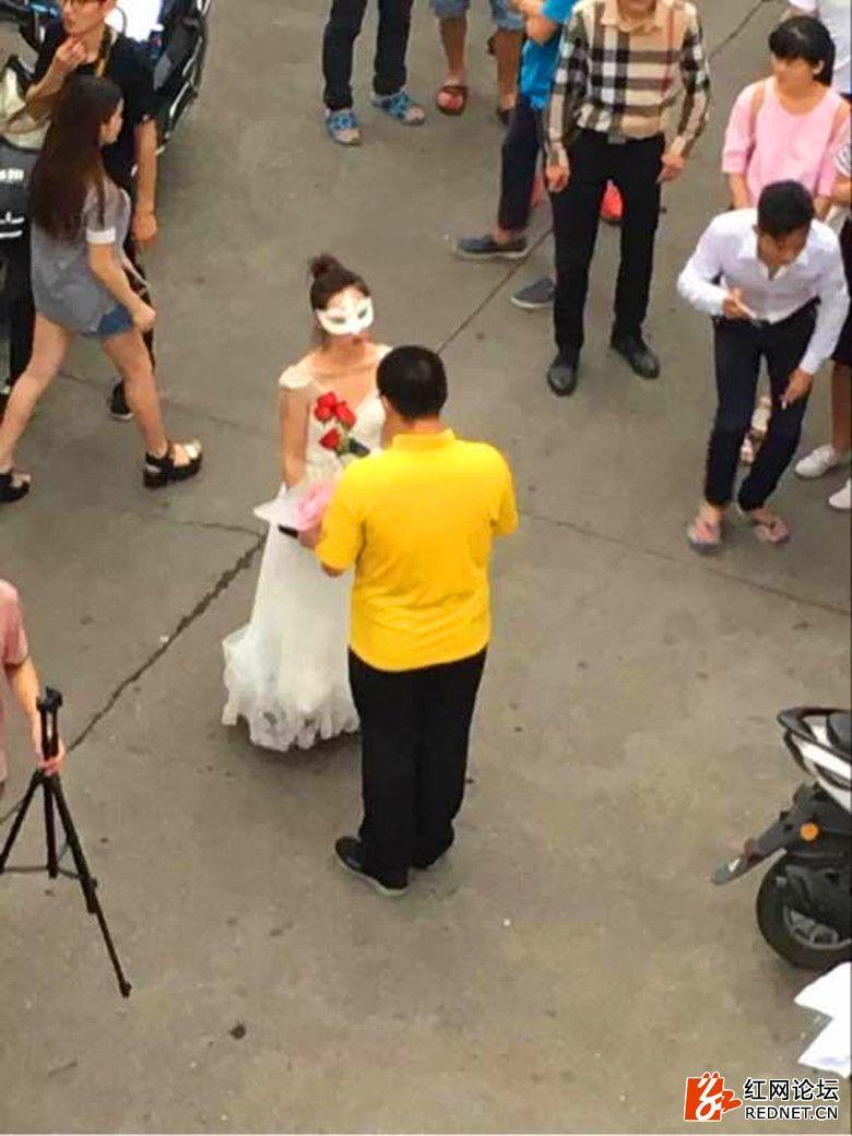 大学师生恋 老师穿婚纱向男生求婚