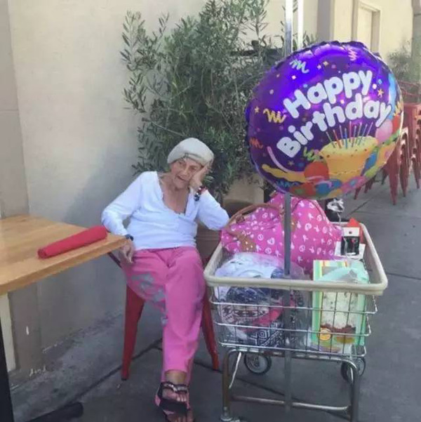丈夫出轨35年,她55岁离家出走,90岁变身好莱坞