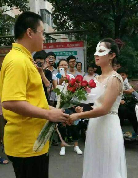 一老者穿婚纱求婚_求婚图片动漫