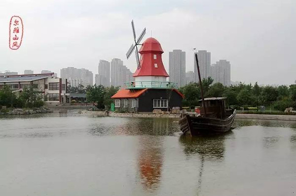 北方论坛网友"尔雅山风"发帖说,绿岛公园位于天津滨海新区,东邻河北路
