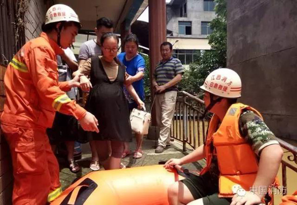 感动|满脸稚气的消防小战士雨中背人照爆红网络