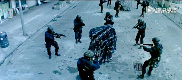 电影《大事件》里 也是一家老小被劫持 劫匪用毯子将人质包裹 外面还