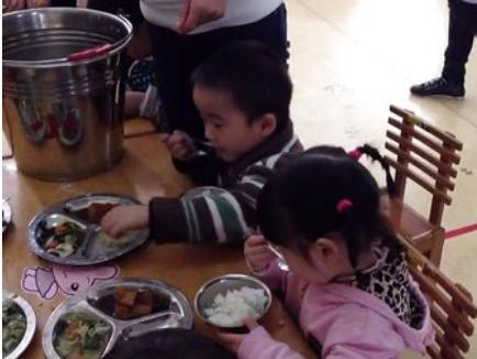 2岁女孩竟不会咀嚼,入园第一天见吃的直哭!