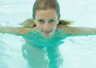 十一二岁小孩游泳游多久合适