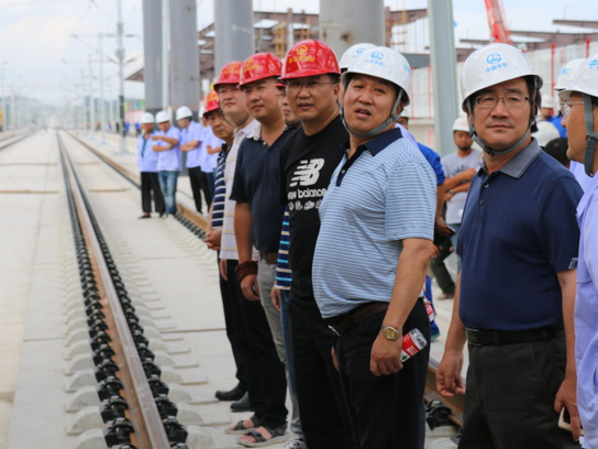 成都铁路局副局长袁仲权,沪昆公司总经理张建波等视察贵安站项目工程