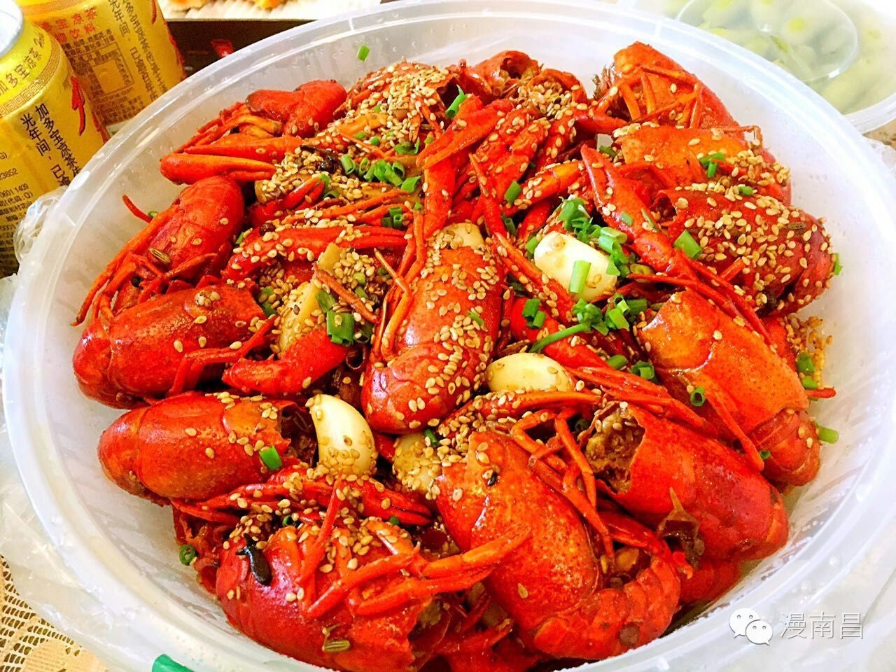 而秘制小龙虾是甜辣味的,为了照顾不会吃辣的"南昌人"和小盆友.