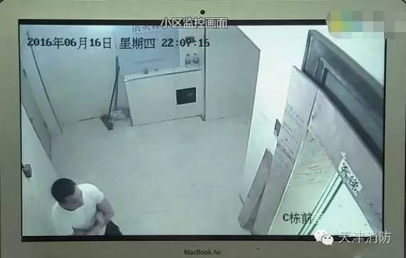 女子晚10点回家,电梯开门瞬间被人勒住脖子抢劫