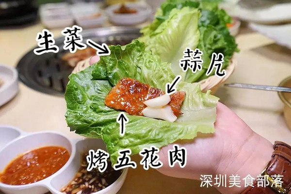 五花肉烤熟后,老板教到,正宗韩国料理在烤五花肉的时候,是要在生菜里