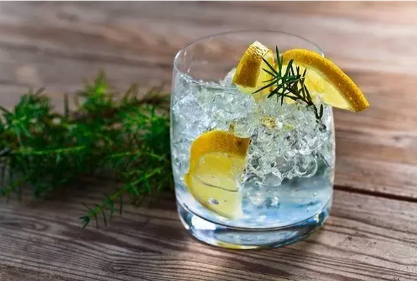 透明:gin tonic(金汤力)