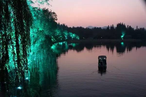 夜色撩人,音乐喷泉、西湖夜游快来浪!