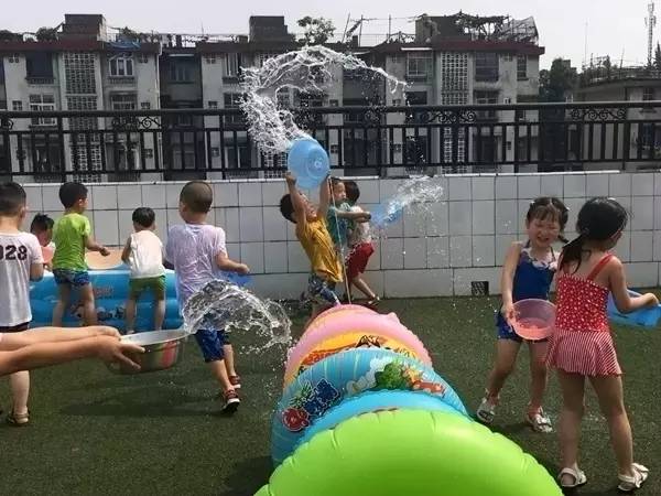 爱玩水更要敬畏水!市实验幼儿园"水教育"拉开"顽皮一夏"帷幕