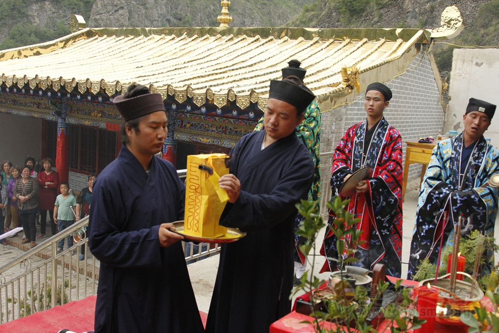 现场大众,随高功法师,稽首顿首,无不欢喜充满,赞叹难可得遇,同沐神恩.