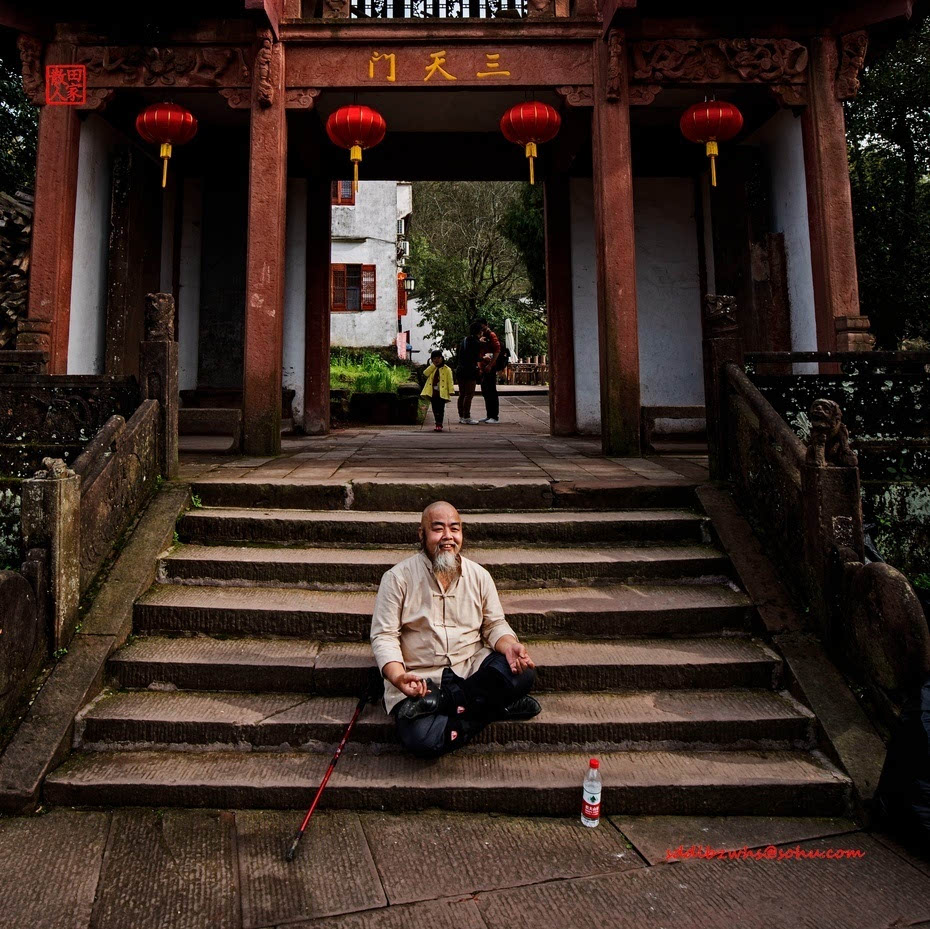 进入月华天街街首,提前预约好的"天官府 农家旅馆的老板娘热情接待