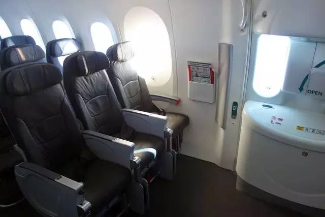 坐飞机选这些座位可能会让你一路糟心