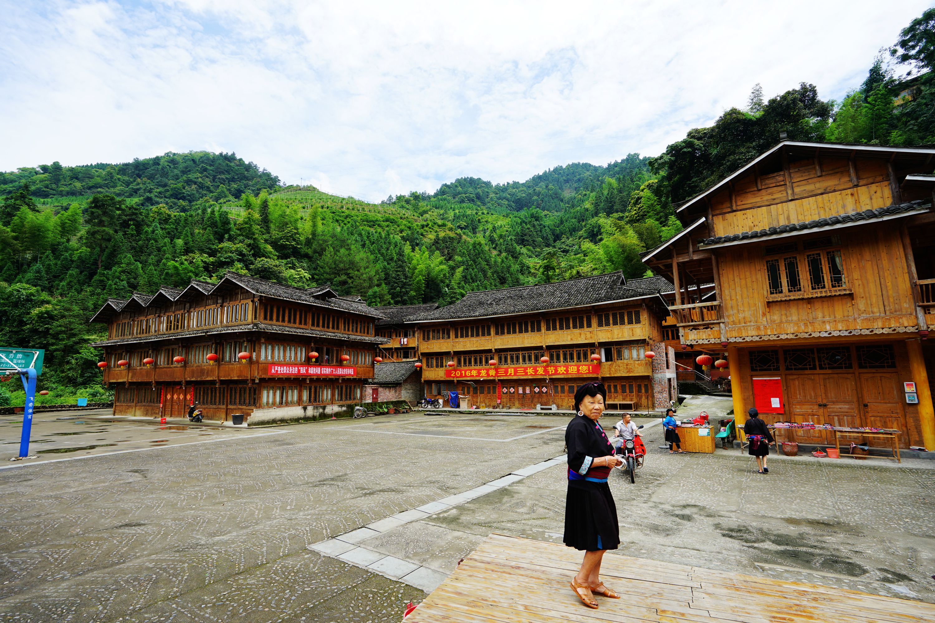 探访广西神秘长发村，最长头发超过2米，吸引外国游客前来参观