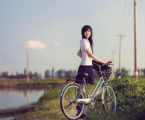 一个人骑自行车是什么成语_一个人骑自行车图片(2)