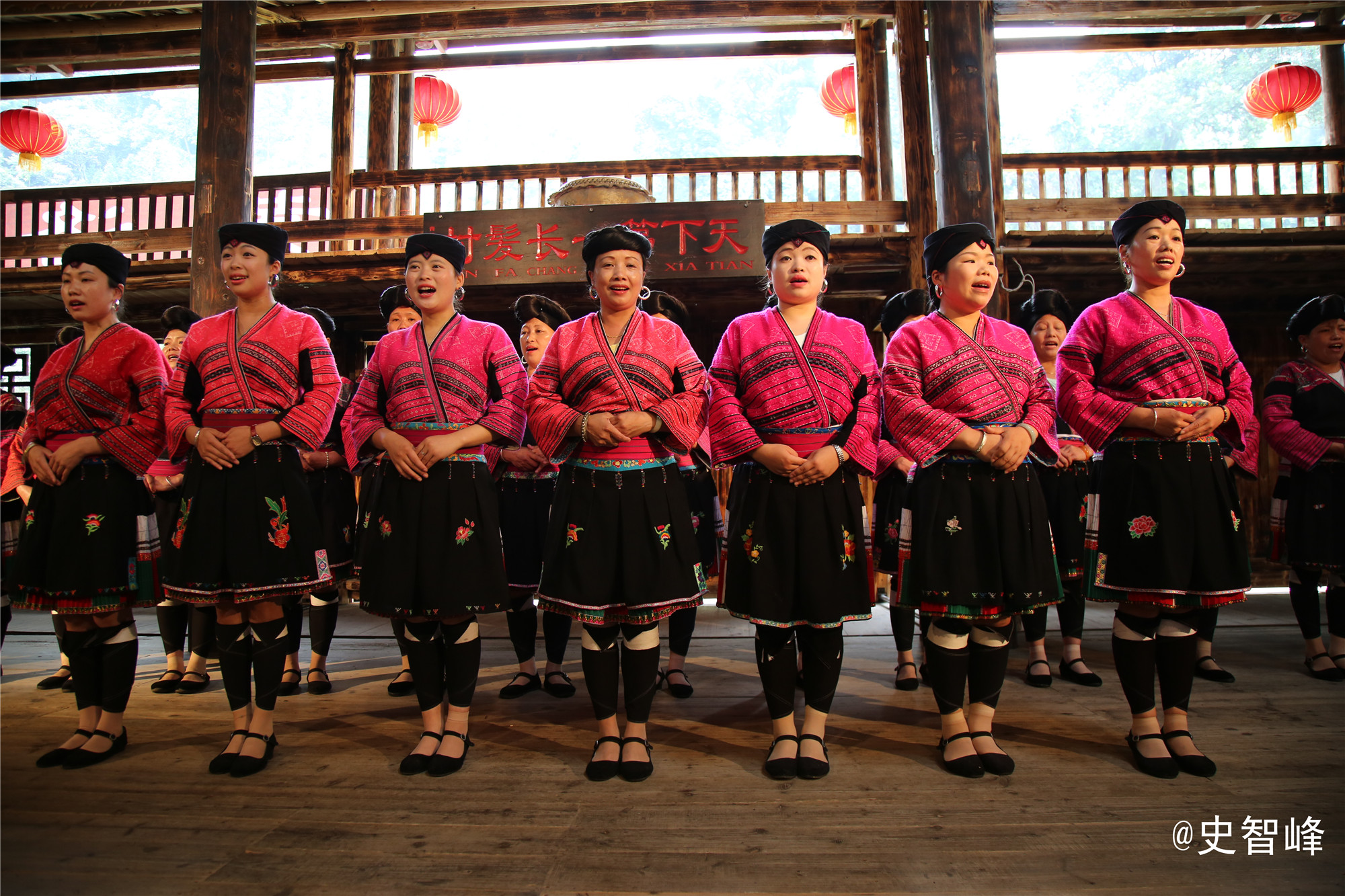 每年的龙脊红瑶晒衣节都吸引不少各地游客前来体验 龙胜各族自治县融媒体中心供图