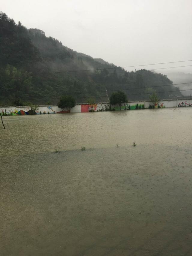 湖南龙山暴雨造成山洪再次来袭