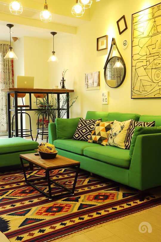 醒目的绿色沙发就是家最大的亮点.
