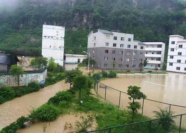 桐梓遭遇洪灾袭击 狮溪镇受损严重