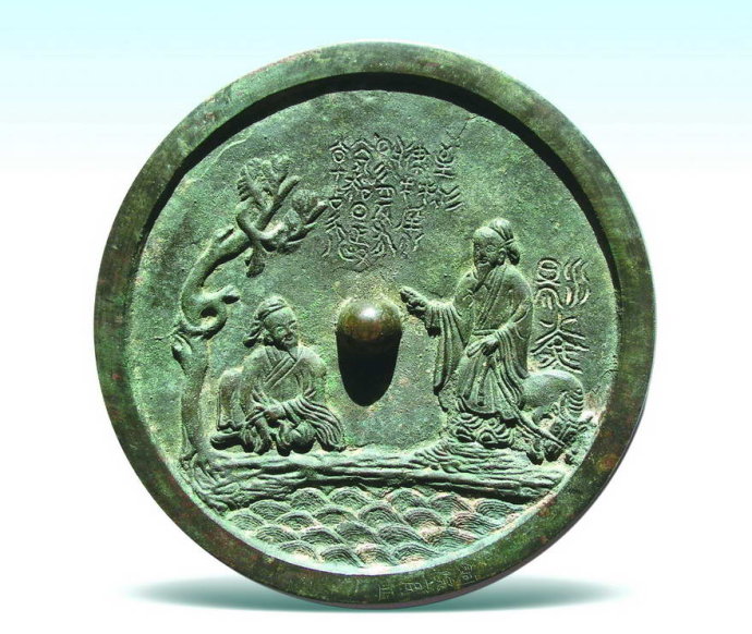 铜镜有着细致的描绘:画左边坐着一个男子,对着一座镜台,后面一位妇人