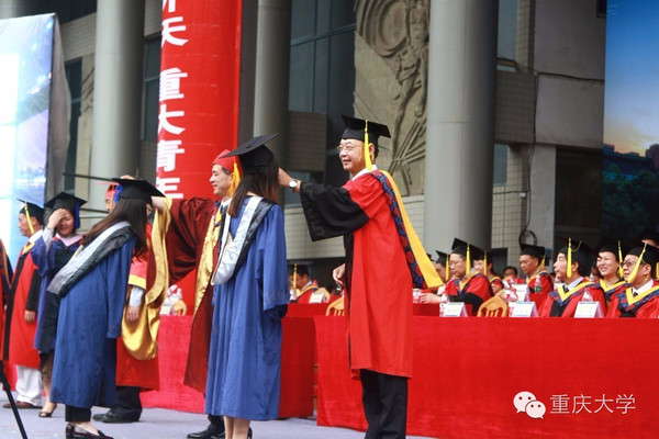 学士学位证 毕业典礼上正式发布重庆大学新版学位证书!