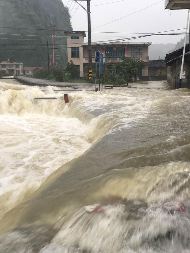 湖南龙山暴雨造成山洪再次来袭