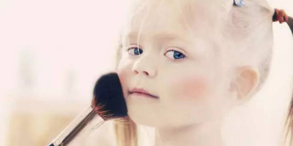 5岁开始化妆,女孩11岁起就再也没长高…家长后