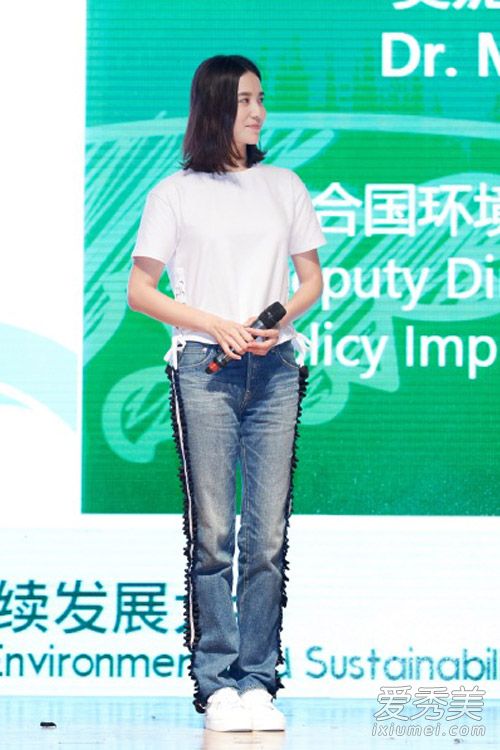 刘亦菲穿白T+牛仔裤也好仙 明星都是T恤狂热粉