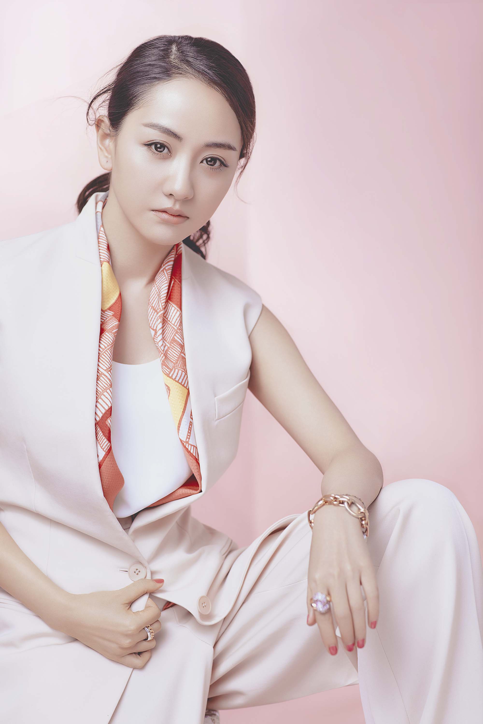 39岁的杨蓉真是不老容颜，最新大片穿低领吊带秀出丰满的身材，颜值超高的。 - 知乎