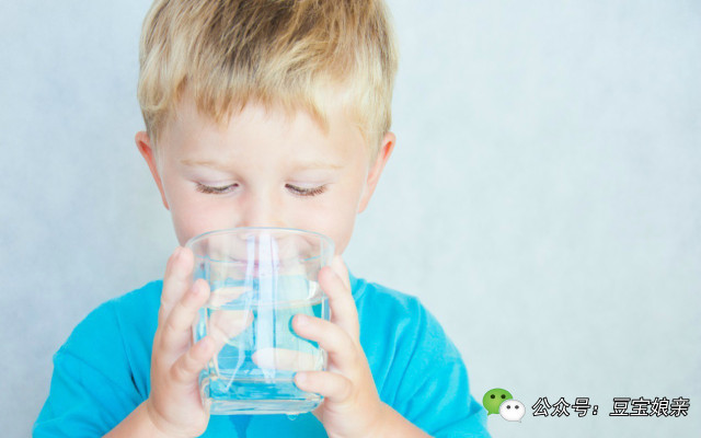 孩子喝水好,但这4个时间不宜多喝水影响身体发