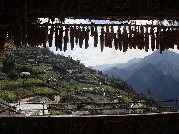 在云南一个怒族聚居的老姆登村,有两位50多岁的怒族乐人住在另一个山