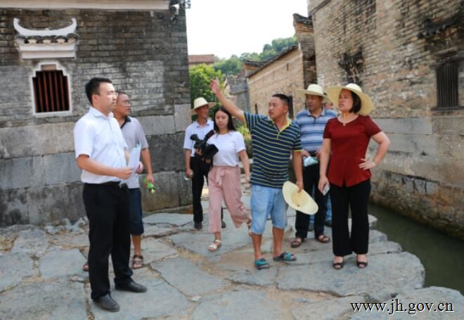 通讯员张美莲)  月28日,江华瑶族自治县委副书记,县长龙飞凤率县委