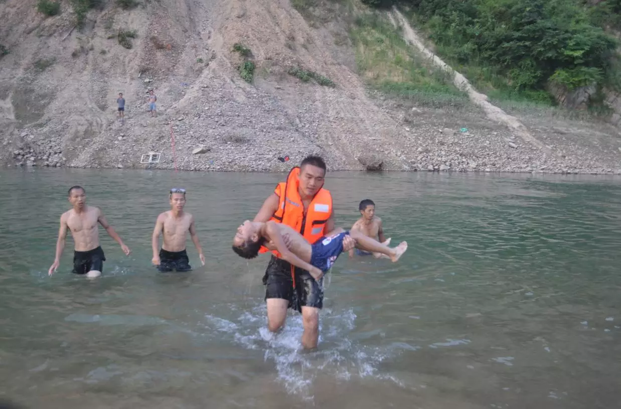 柳州一男孩独自在泳池玩耍时溺水！危急时刻，他们出现了！