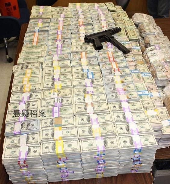 大毒枭被抓，警察进屋，发现他们的钱都是桶装的-搜狐