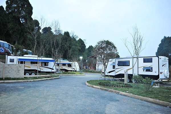 剑门蜀道翠云廊自驾车度假营地位于汉阳镇青春村,开车大概需要四个