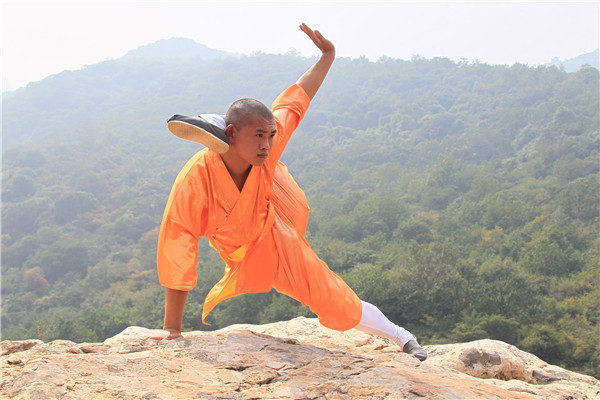 除此之外,河南嵩山少林寺武术学校给年幼的孩子配备有生活老师,照顾