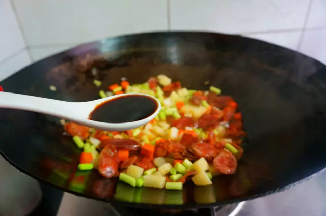 【美食】香肠土豆焖饭