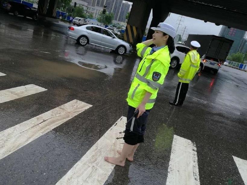 美女交警积水路段赤脚指挥 遭司机拍照急呼莫滞留