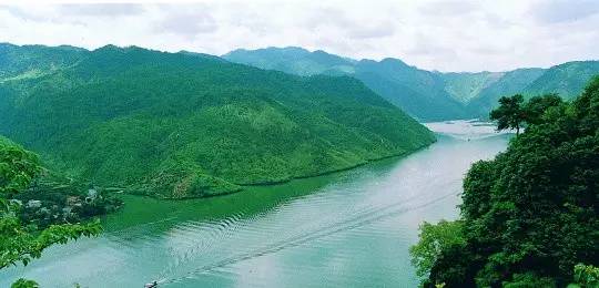 峡中有峡,景中套景,"天下佳山水,古今推富春"这是古人对富春江的赞誉.