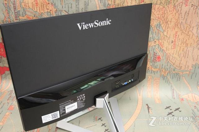 优派viewsonic logo位于显示器背面的正上方;左下角部分为产品序列号