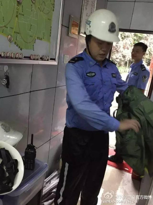 雨再大,也不怕,因为在您身边有这样一群雨中警察.