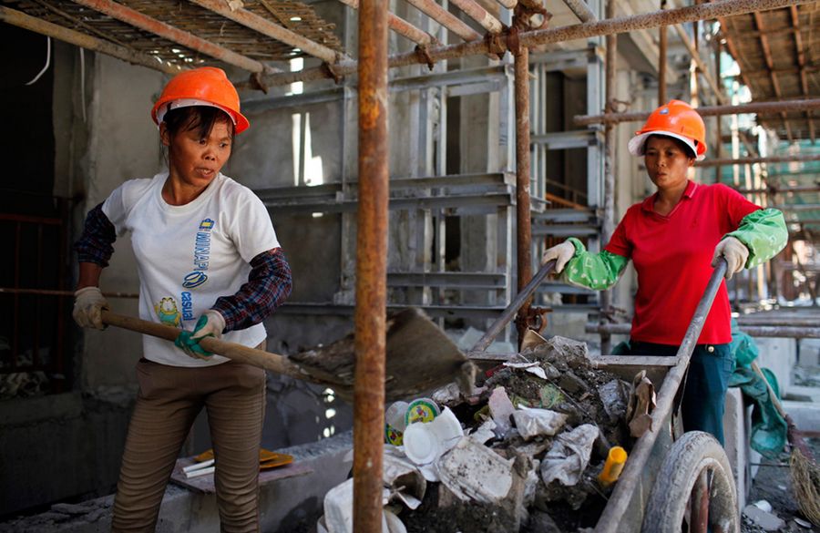 建筑工地女民工 在男人堆里讨生活