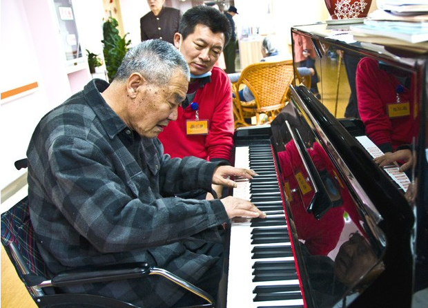 萨钢琴来告诉你:中老年人学钢琴有什么好处?