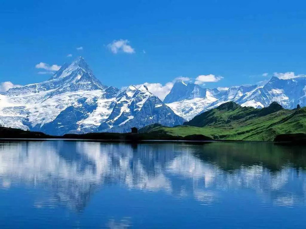 其它 正文 天山天池 天山天池以完整的垂直自然景观带和雪山冰川,高山